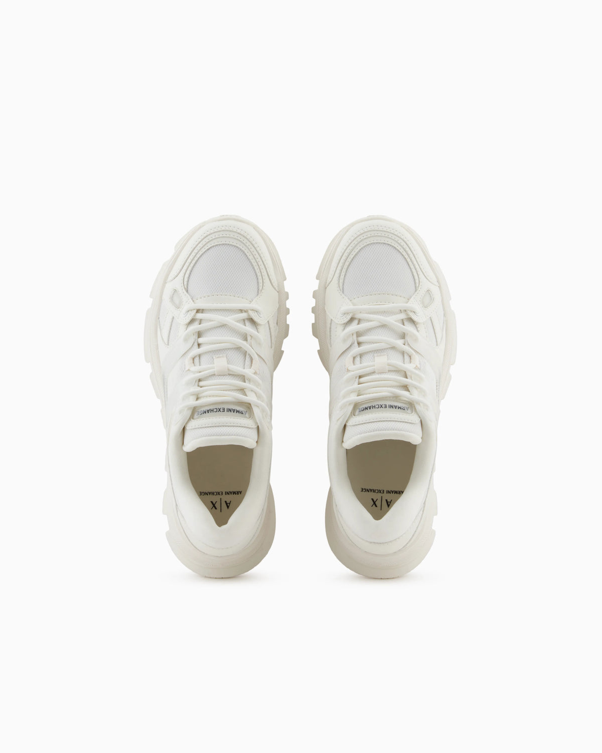 Sneakers with contrasting details