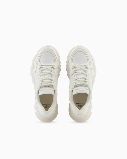 Sneakers with contrasting details