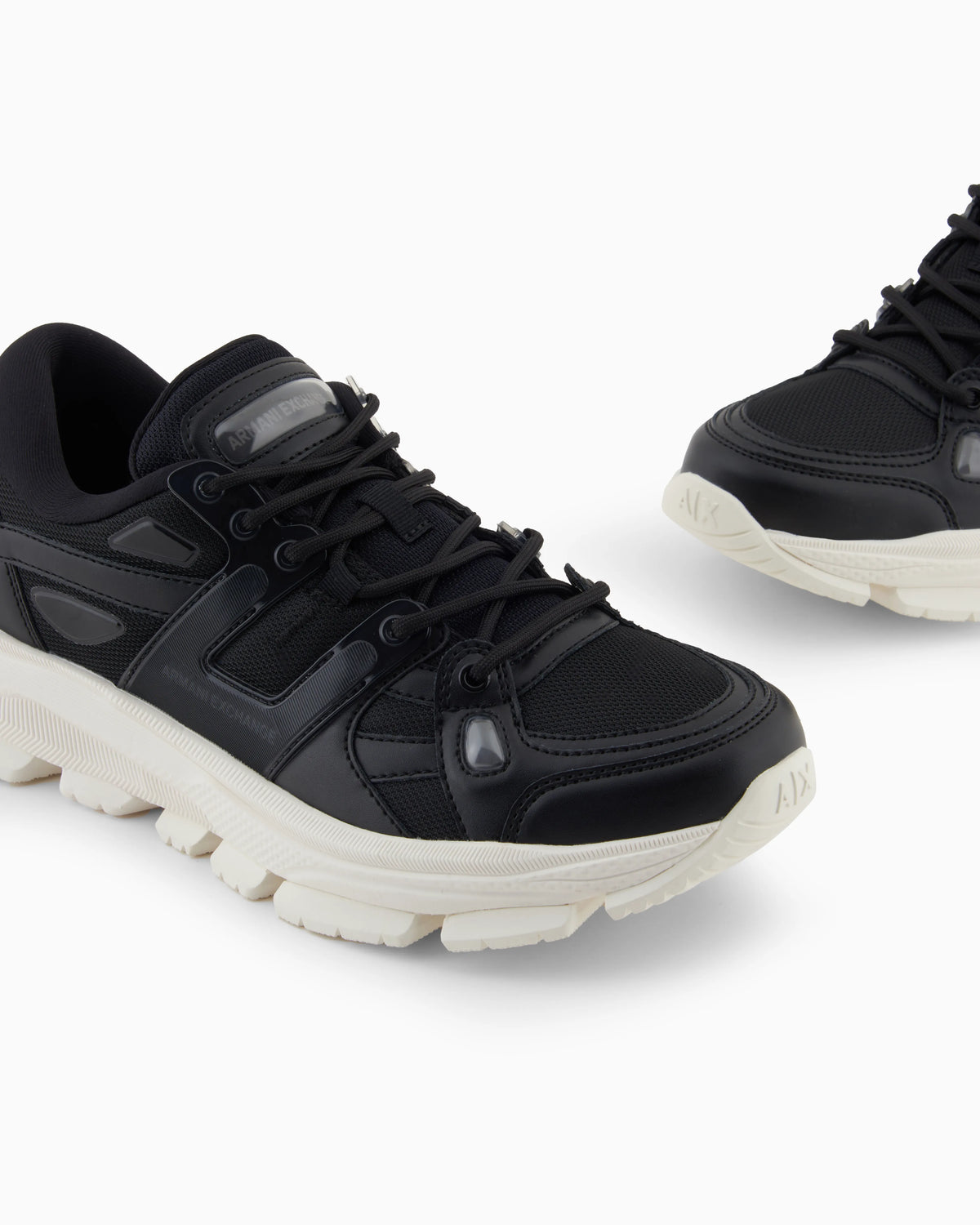 Sneakers with contrasting details