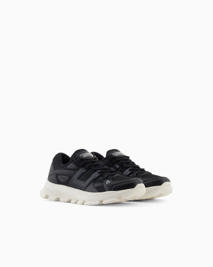 Sneakers with contrasting details