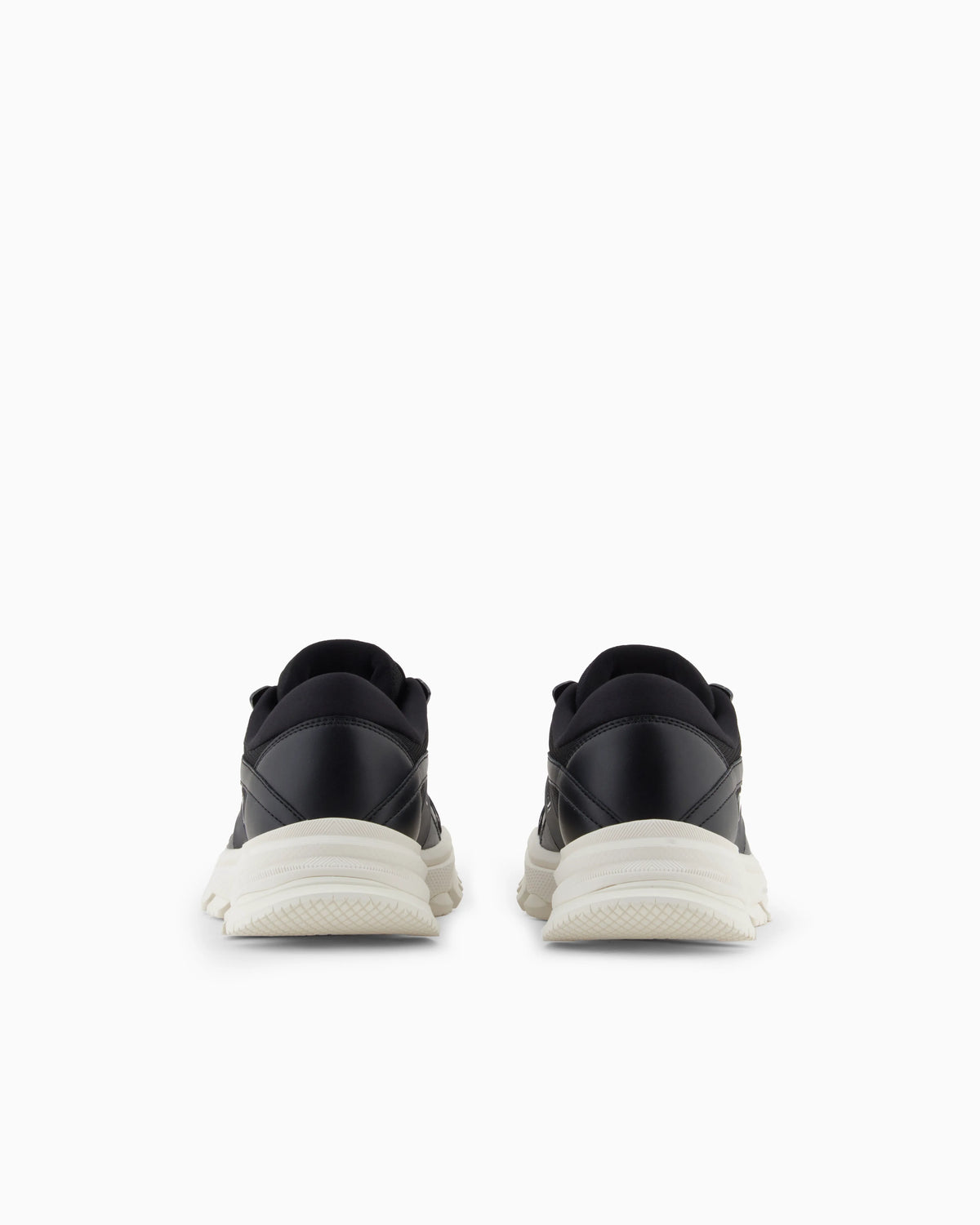 Sneakers with contrasting details