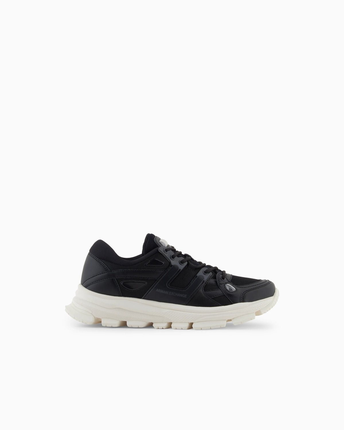 Sneakers with contrasting details