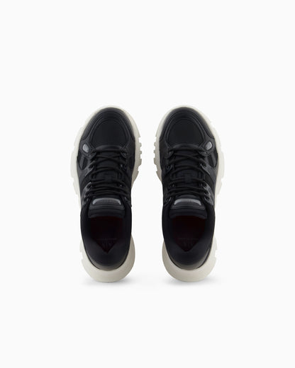 Sneakers with contrasting details