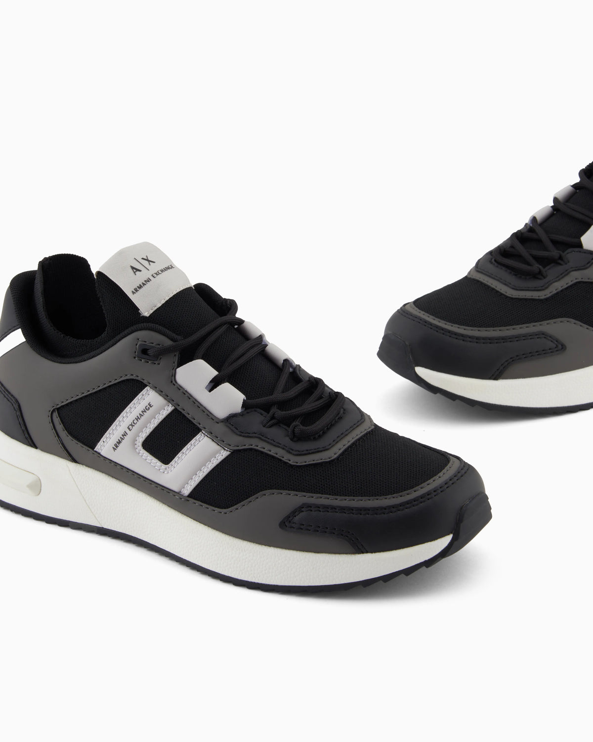 Sneakers with contrasting details