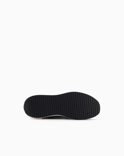 Sneakers with contrasting details
