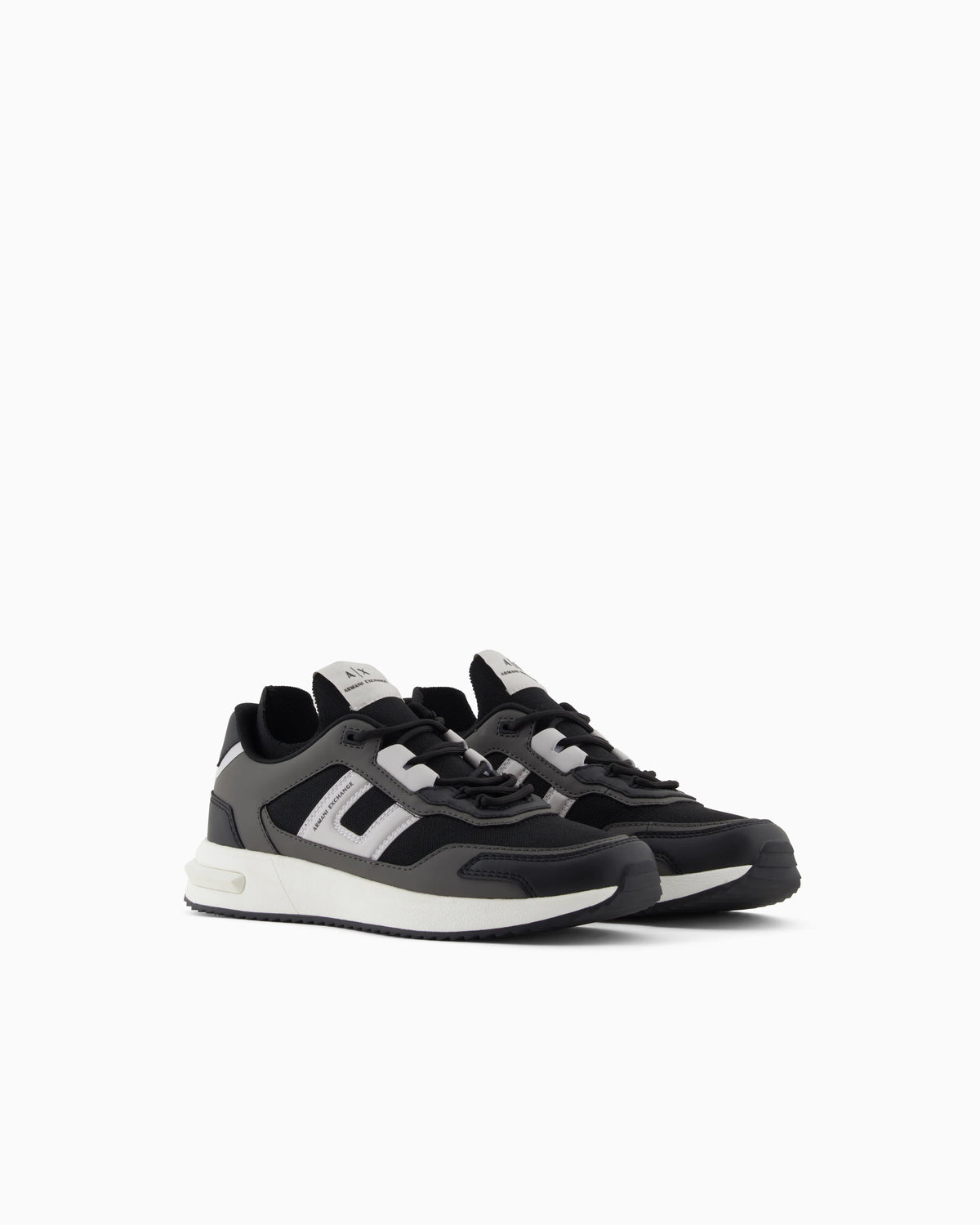 Sneakers with contrasting details