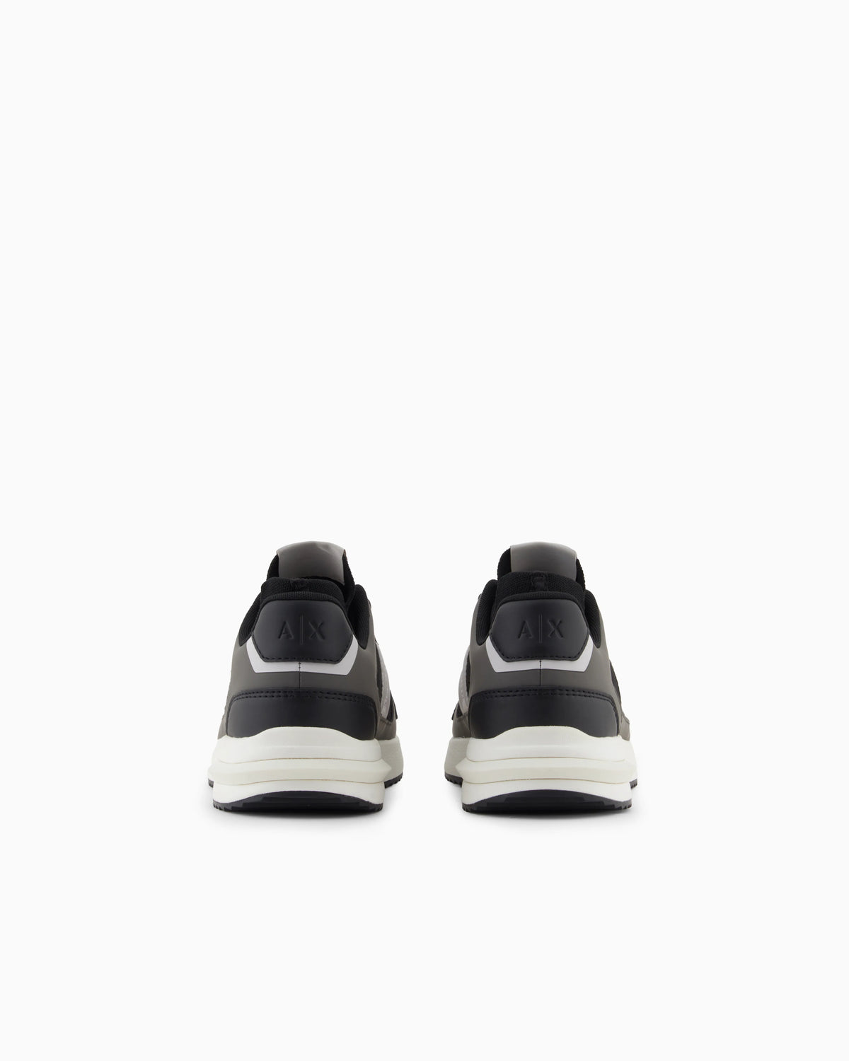 Sneakers with contrasting details