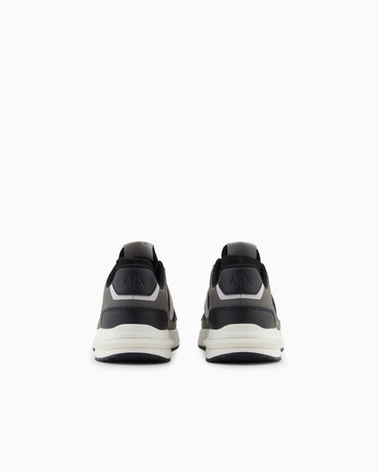 Sneakers with contrasting details