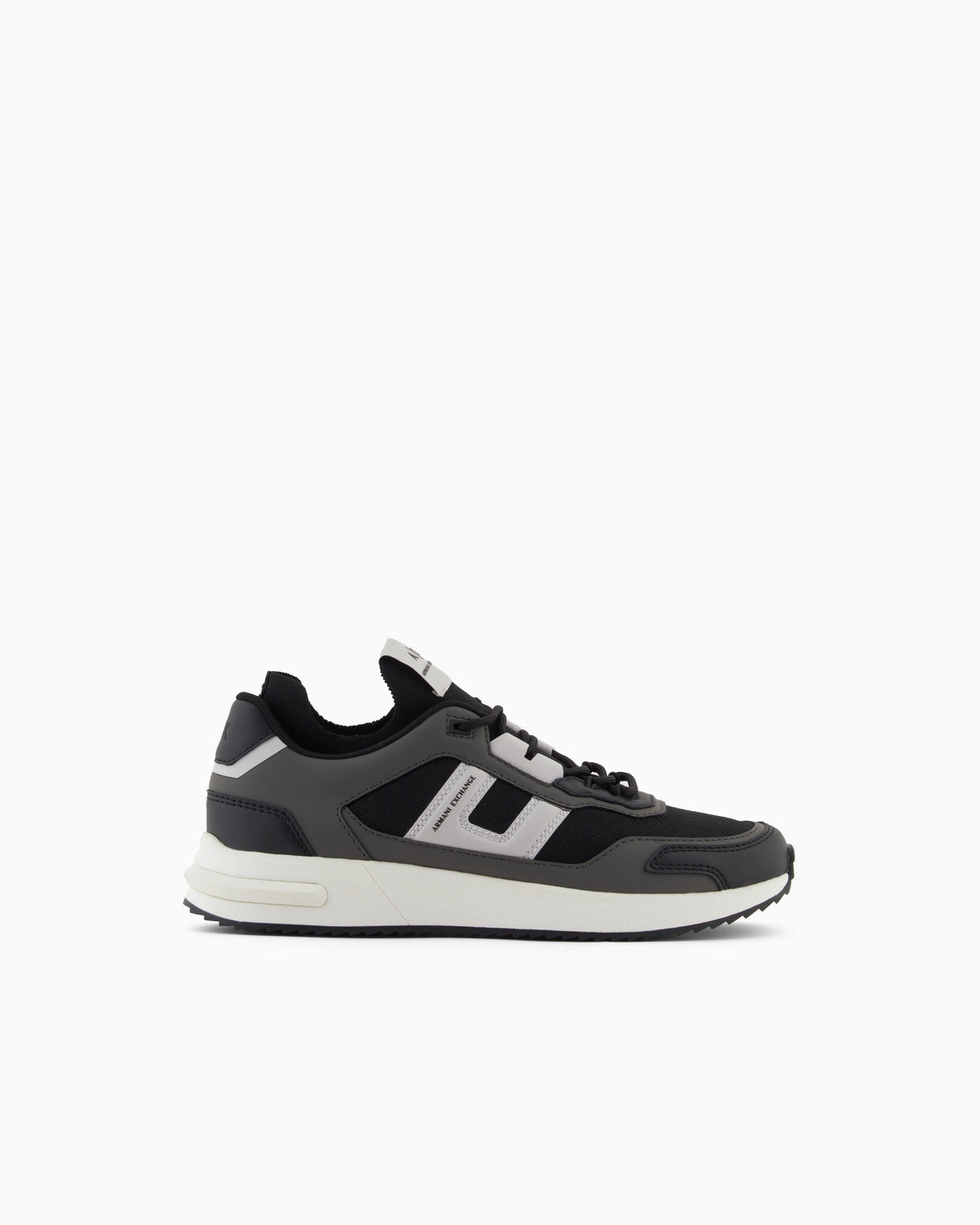 Sneakers with contrasting details