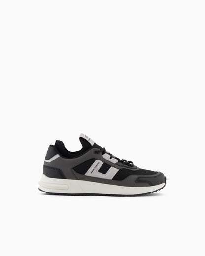 Sneakers with contrasting details