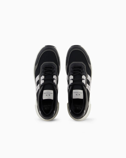Sneakers with contrasting details