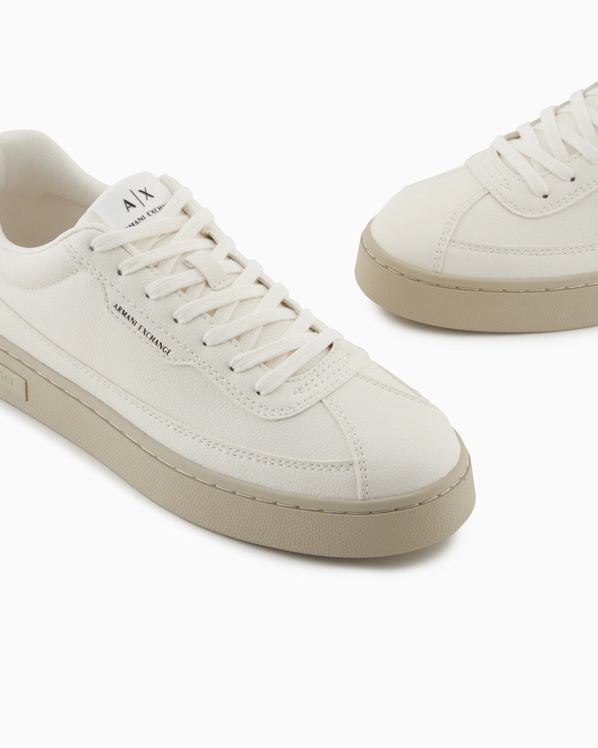 Sneakers with contrasting sole