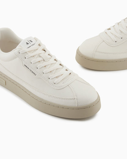 Sneakers with contrasting sole