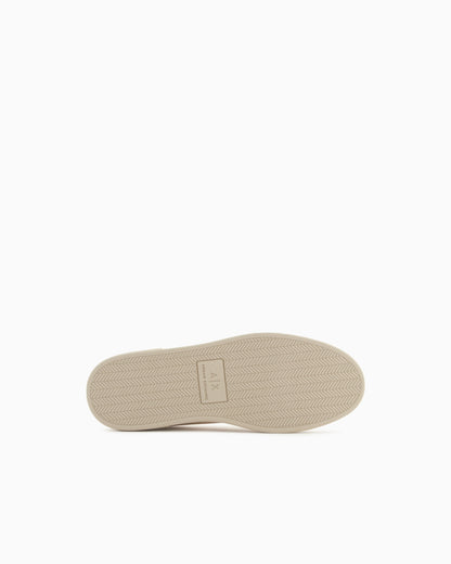 Sneakers with contrasting sole