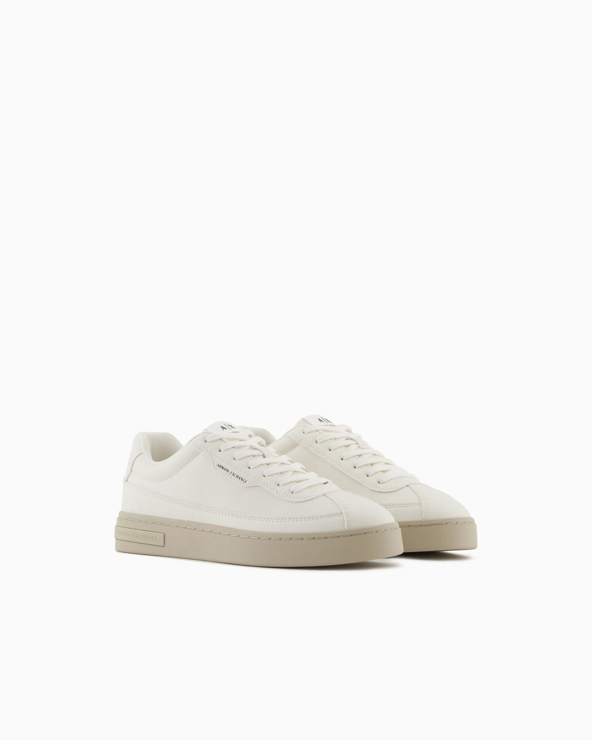 Sneakers with contrasting sole