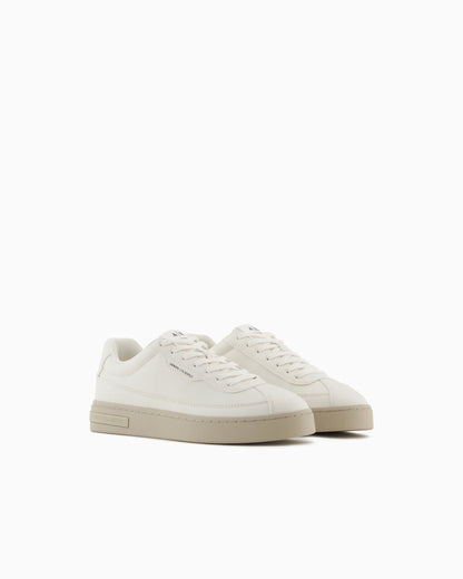 Sneakers with contrasting sole