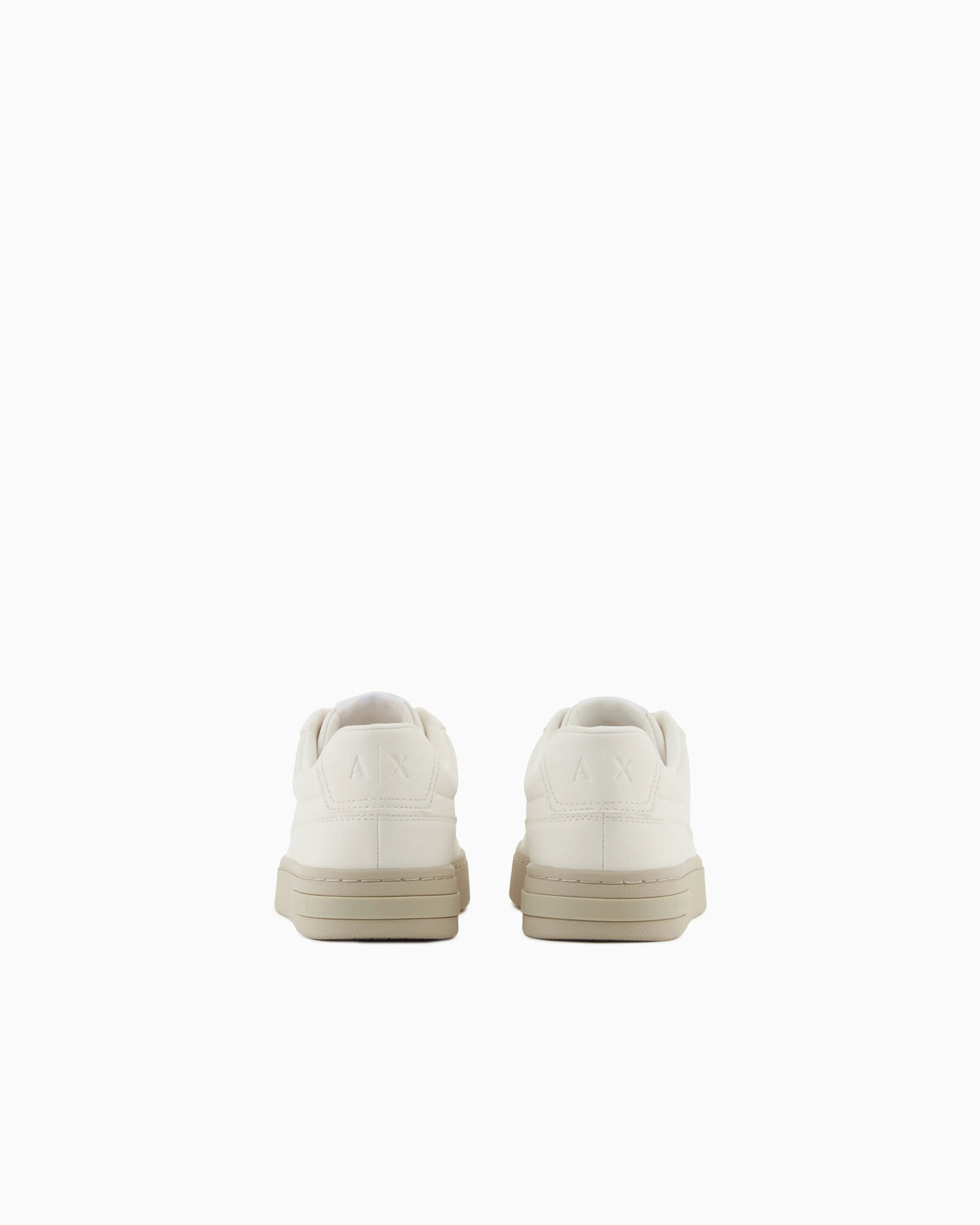 Sneakers with contrasting sole