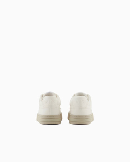 Sneakers with contrasting sole