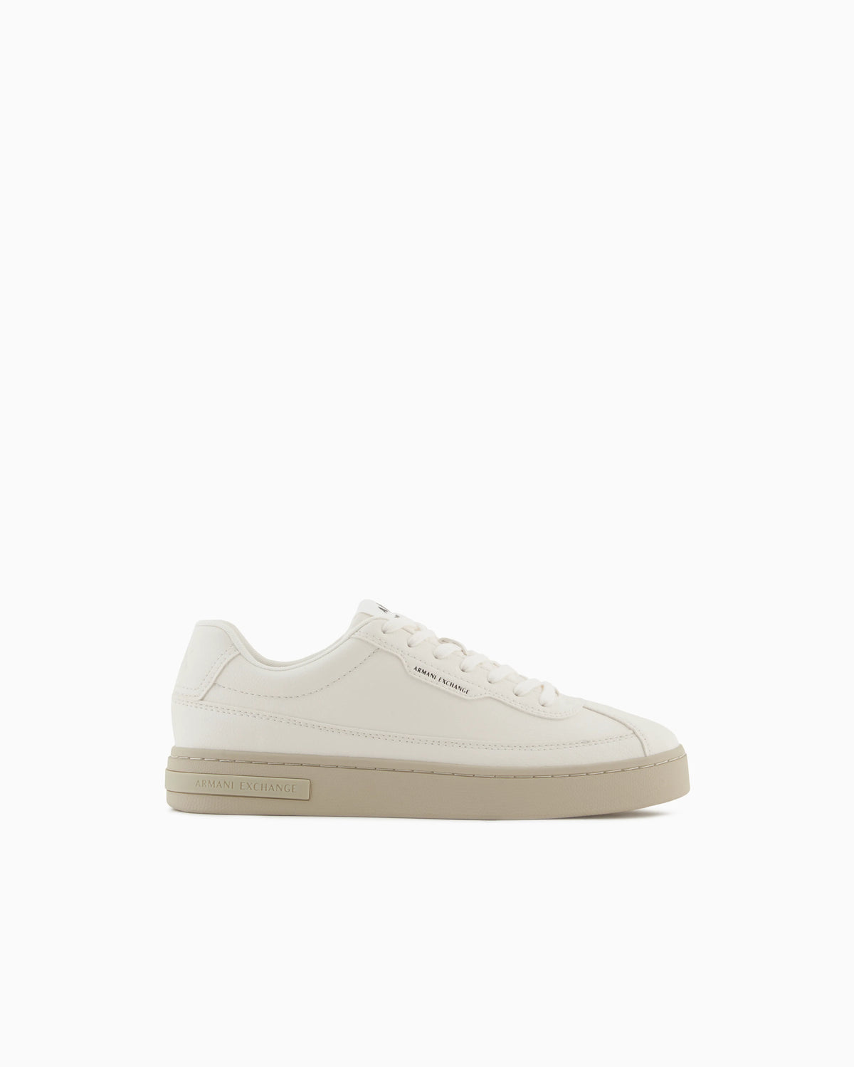 Sneakers with contrasting sole