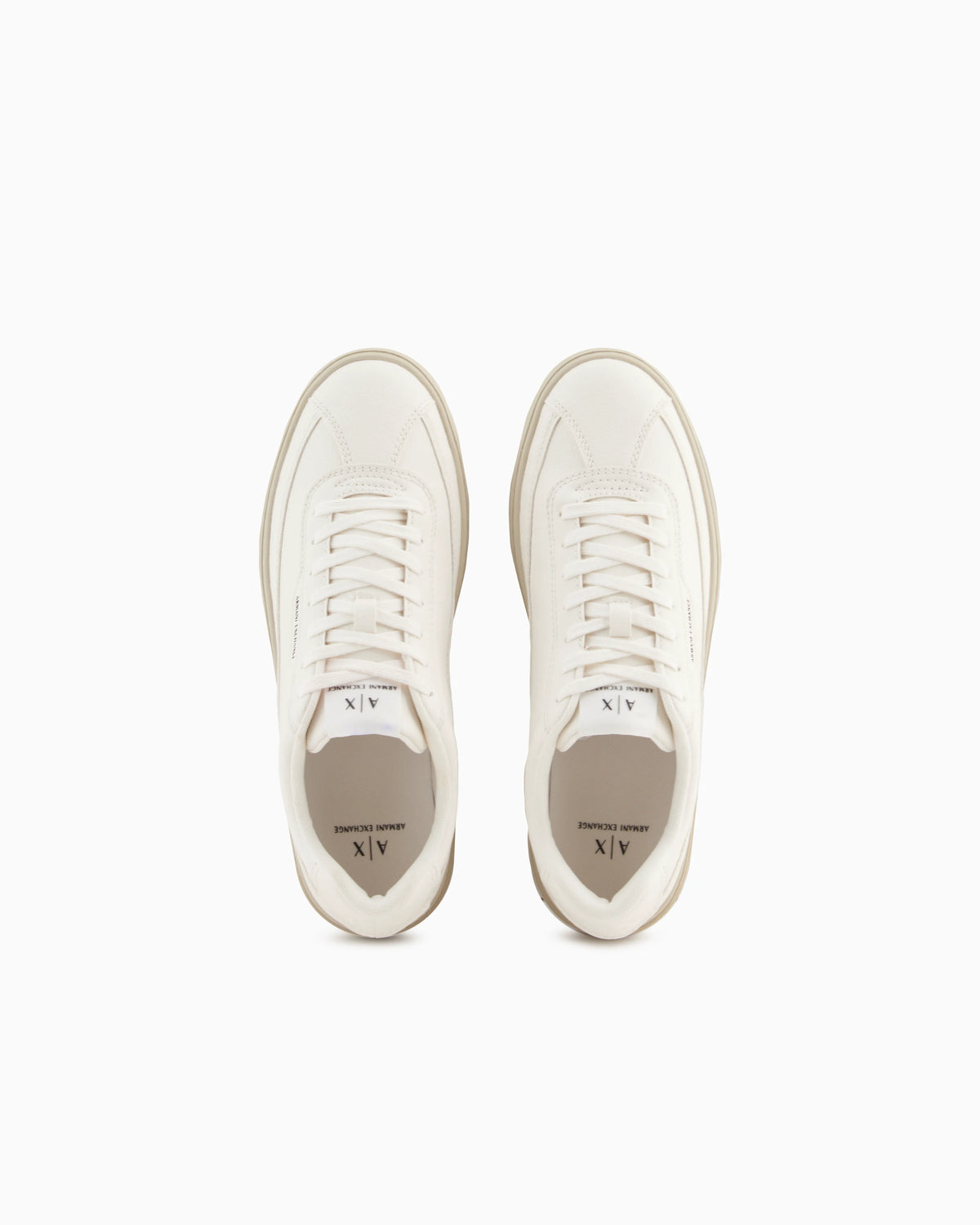 Sneakers with contrasting sole