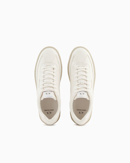Sneakers with contrasting sole