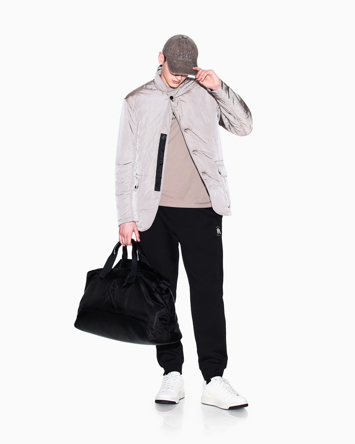 Jogger pants with metal logo