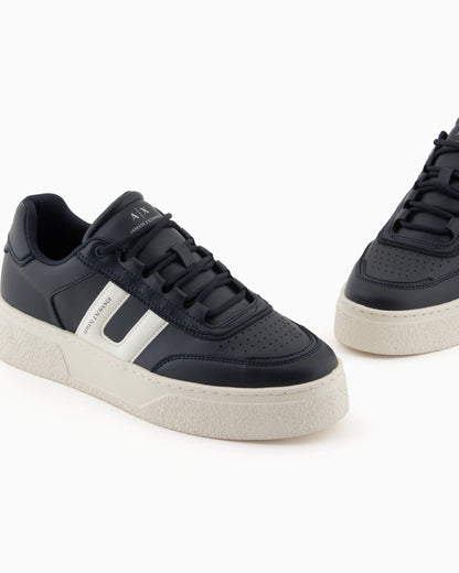 Sneakers with side detail