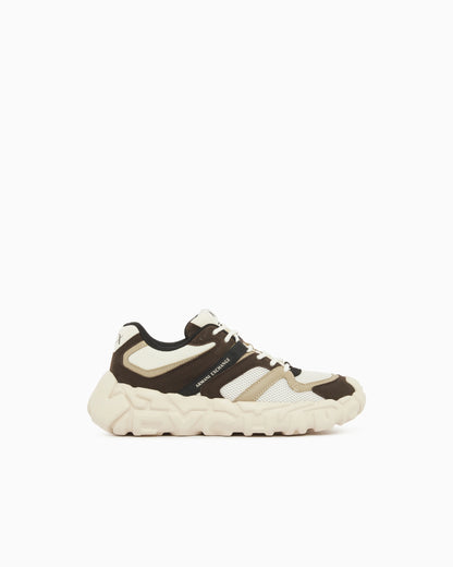 Sneakers with oversized sole and contrasting inserts