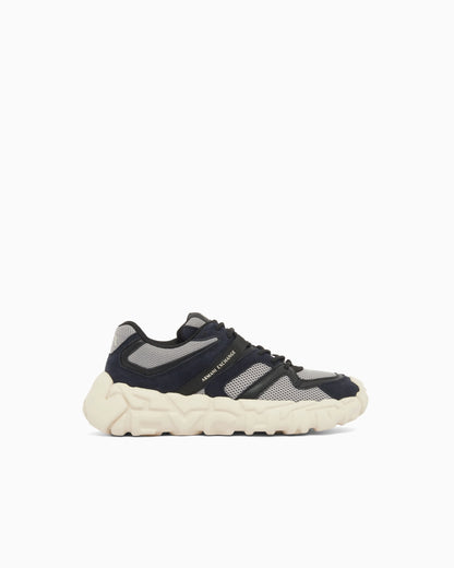 Sneakers with oversized sole and contrasting inserts