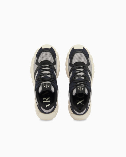Sneakers with oversized sole and contrasting inserts