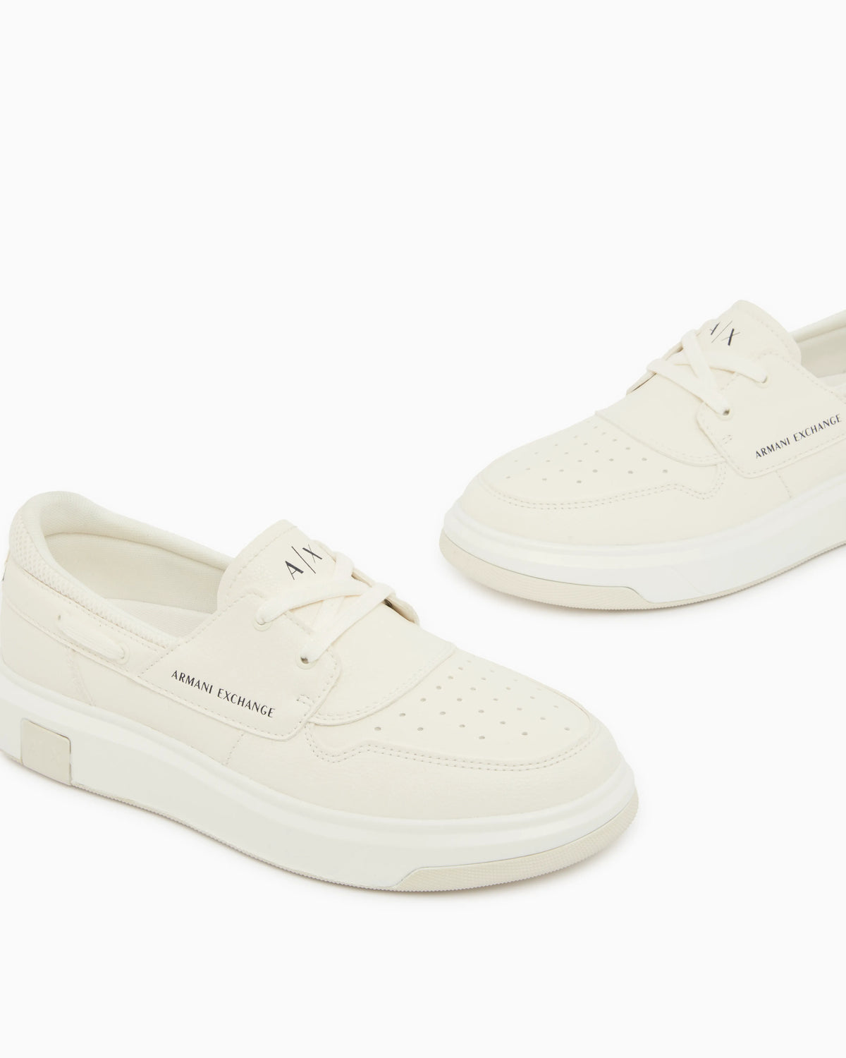 Sneakers with crossed laces and logo