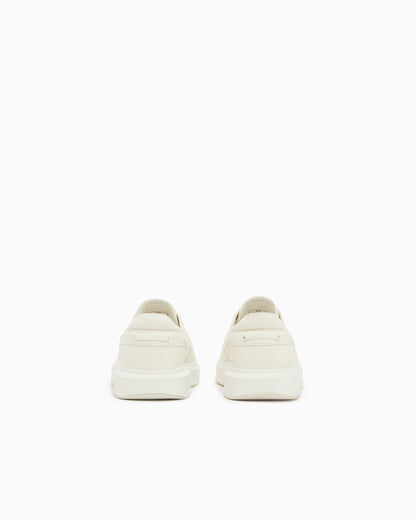 Sneakers with crossed laces and logo