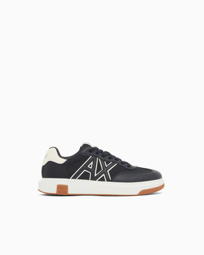 Sneakers with contrasting logo