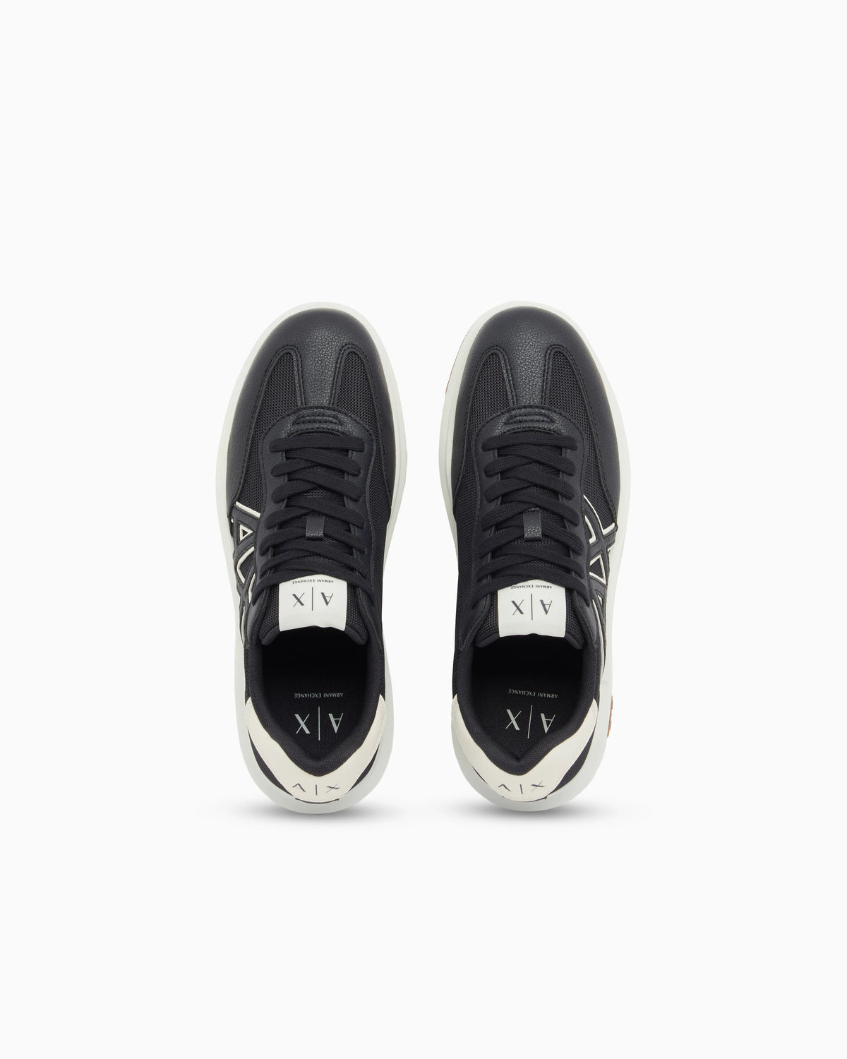 Sneakers with contrasting logo