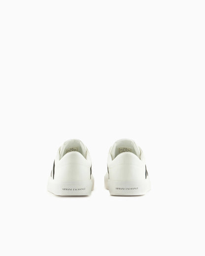 Sneakers with contrasting band