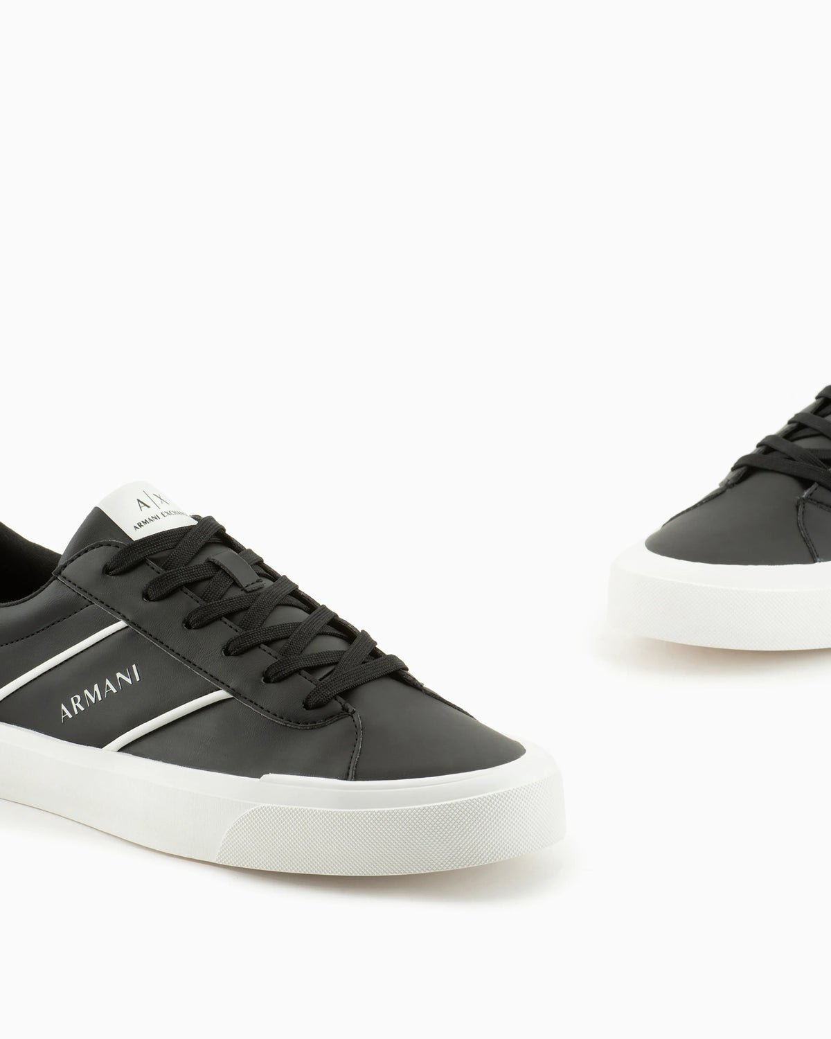 Sneakers with contrasting band
