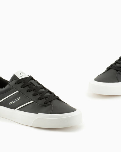 Sneakers with contrasting band