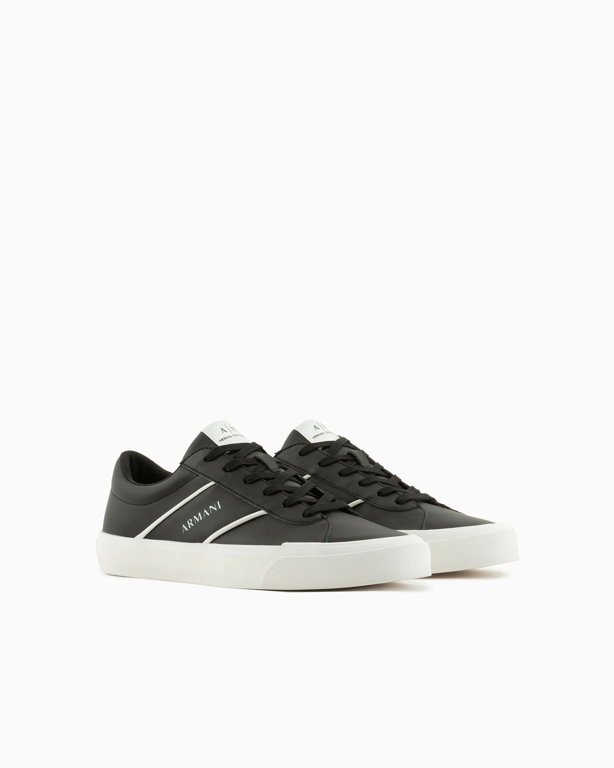Sneakers with contrasting band
