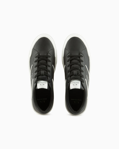 Sneakers with contrasting band