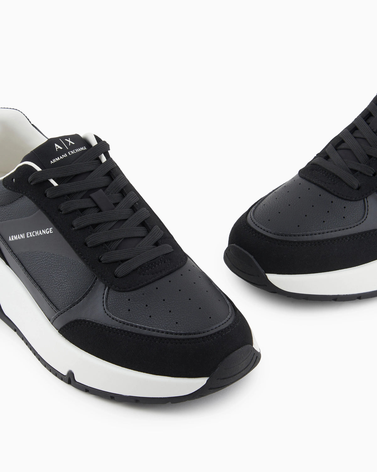 Sneakers with contrasting details and logo