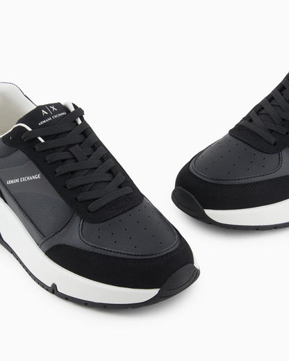 Sneakers with contrasting details and logo