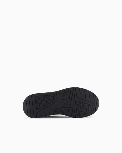 Sneakers with contrasting details and logo