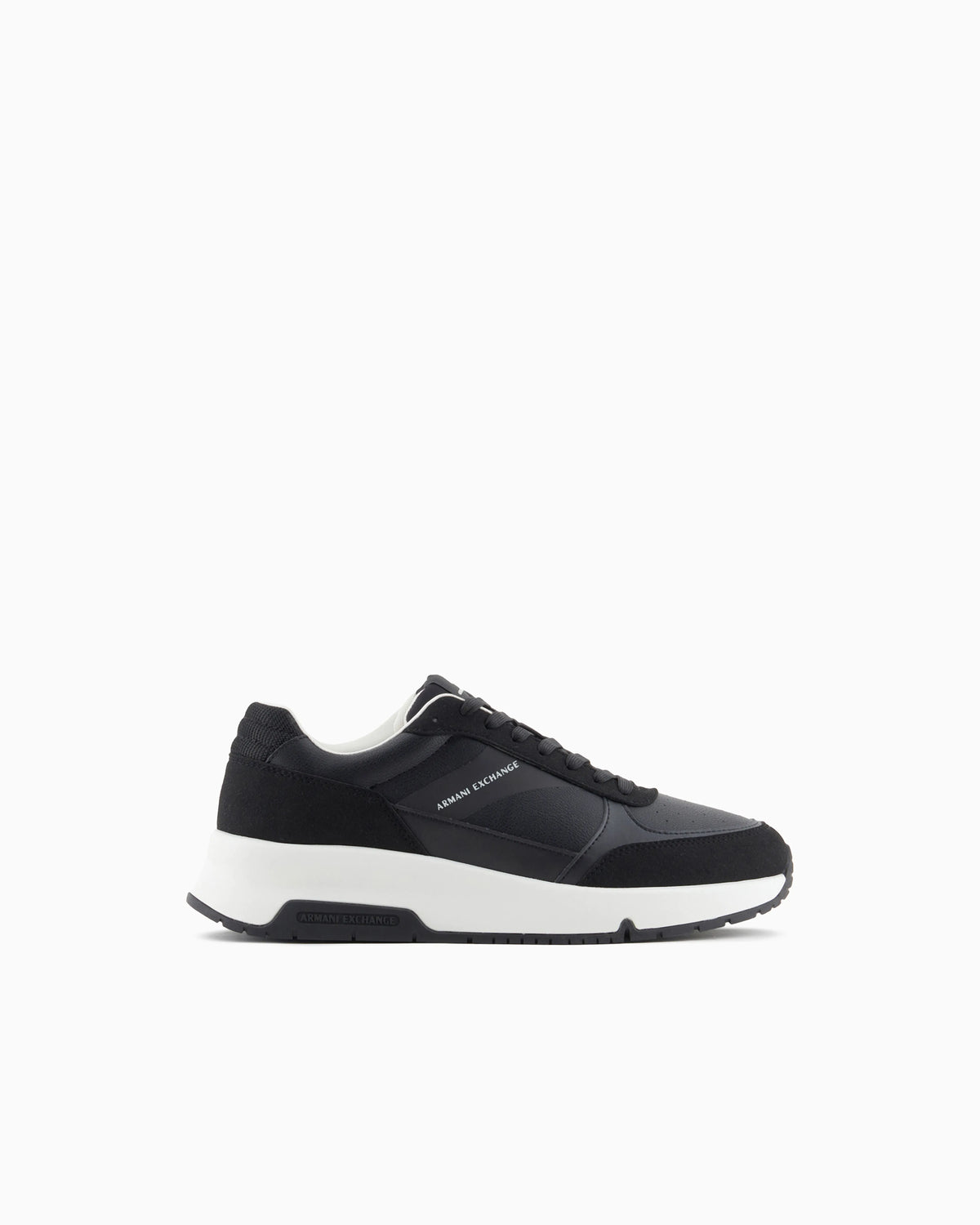 Sneakers with contrasting details and logo