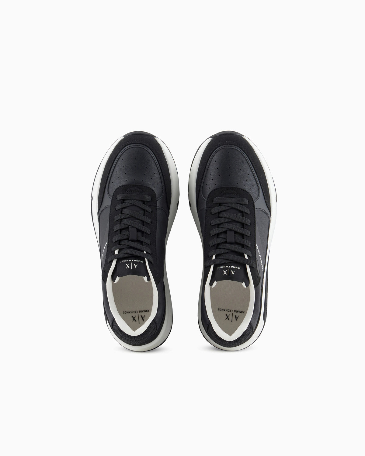 Sneakers with contrasting details and logo