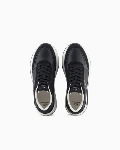 Sneakers with contrasting details and logo