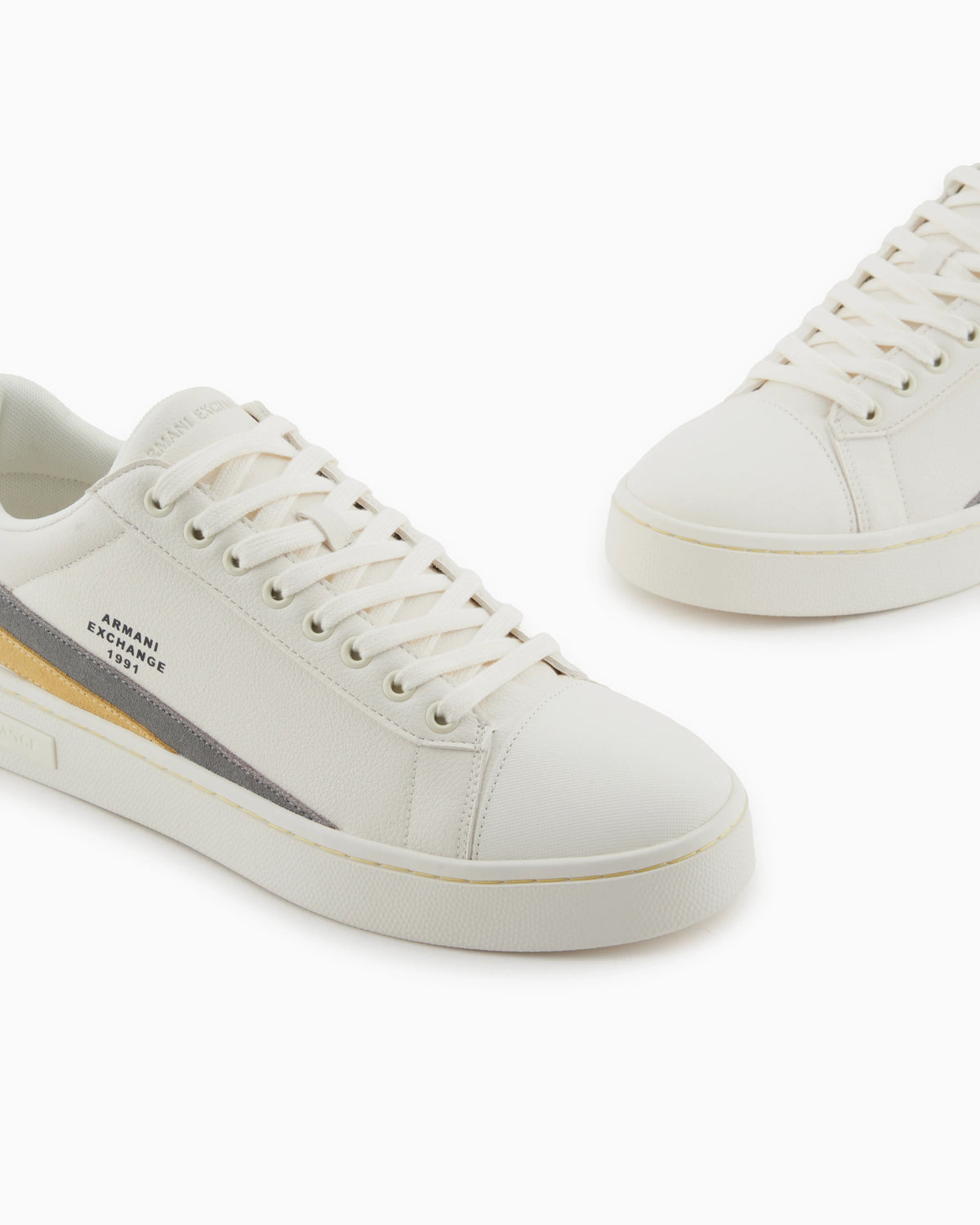 Sneakers with contrasting details on the back