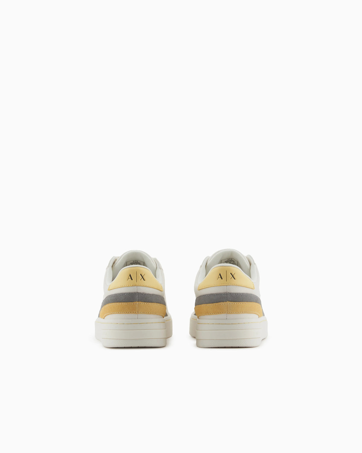 Sneakers with contrasting details on the back
