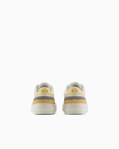 Sneakers with contrasting details on the back