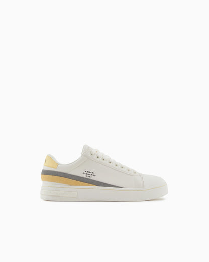 Sneakers with contrasting details on the back