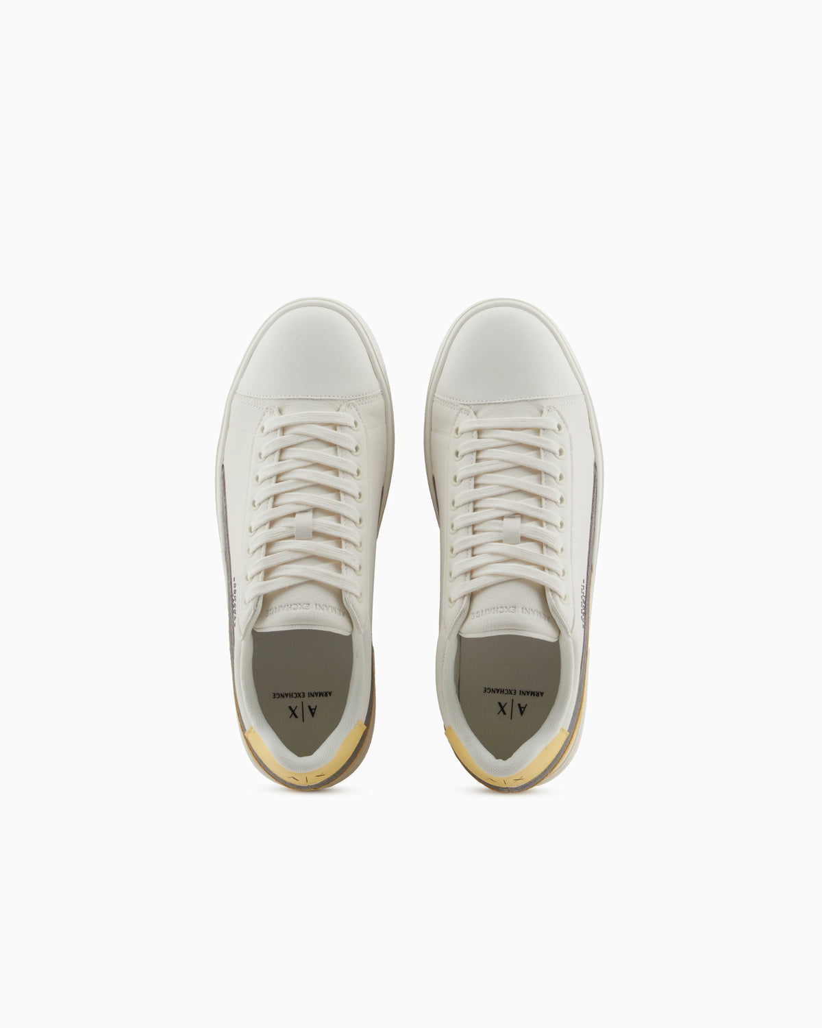 Sneakers with contrasting details on the back